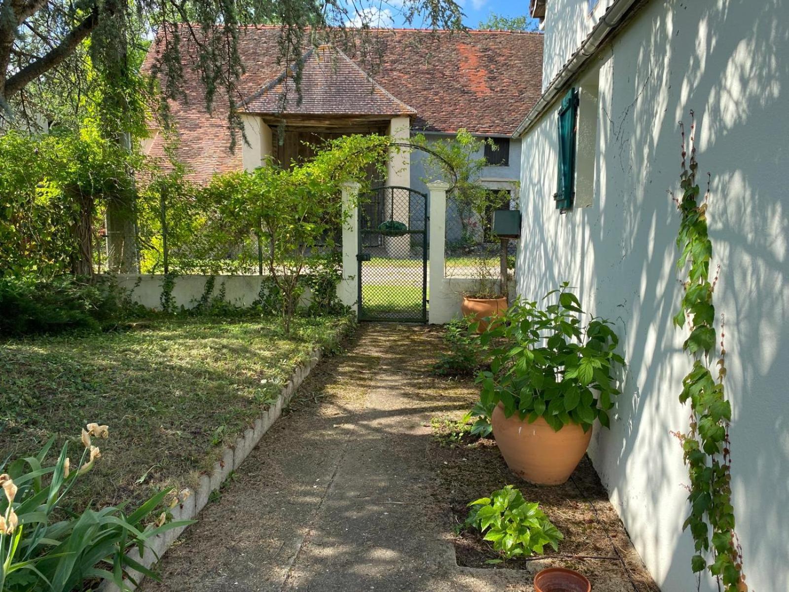 Les Feuilles Jaunes Chantenay-Saint-Imbert Exterior photo